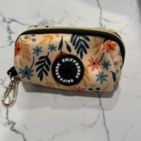 Floral leash and poop bag holder - Picture 3 of 7